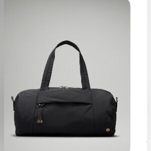 NWT lululemon on my level barrel duffle bag